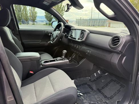 Used 2020 Toyota Tacoma TRD Sport w/ Technology Package AWD/4WD image 19
