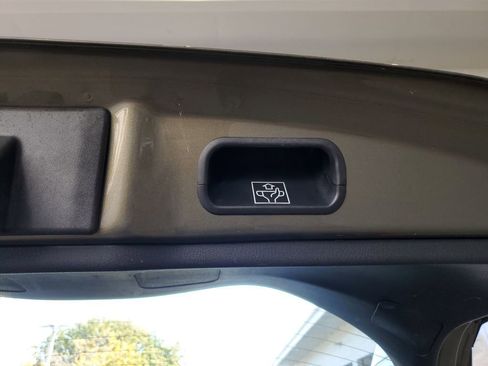 Used 2021 Toyota C-HR XLE image 10