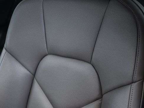Certified 2024 Porsche Macan AWD/4WD image 31