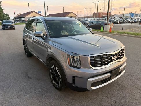 Used 2025 Kia Telluride S FWD image 3