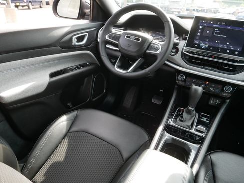 Used 2024 Jeep Compass Latitude w/ Convenience Group AWD/4WD image 9