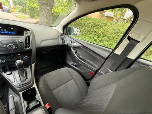 Used 2018 Ford Focus SE w/ Cold Weather Package FWD image 15