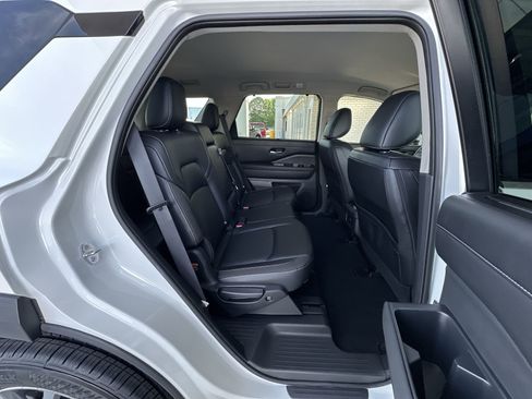 Used 2023 Nissan Pathfinder SL AWD/4WD image 26