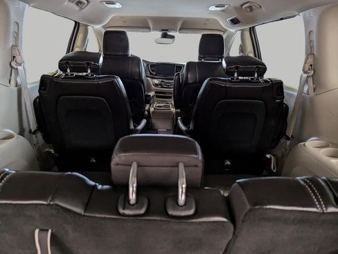Used 2024 Chrysler Pacifica Touring-L FWD image 20
