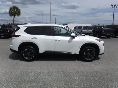 Used 2024 Nissan Rogue SV AWD/4WD image 3