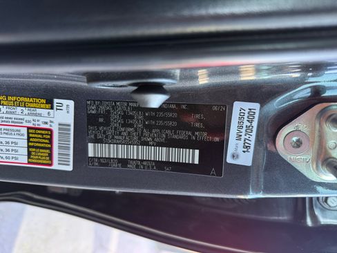 Used 2024 Toyota Highlander Limited FWD image 24