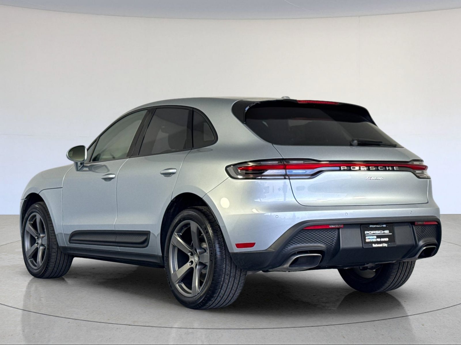 Certified 2026 Porsche Macan AWD/4WD image 3