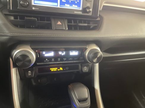 Used 2021 Toyota RAV4 LE image 17
