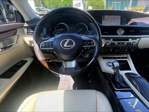 Used 2017 Lexus ES 350 w/ Luxury Package FWD image 6