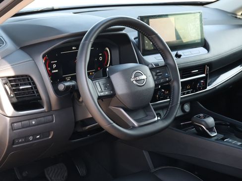 Used 2026 Nissan Rogue SL FWD image 13