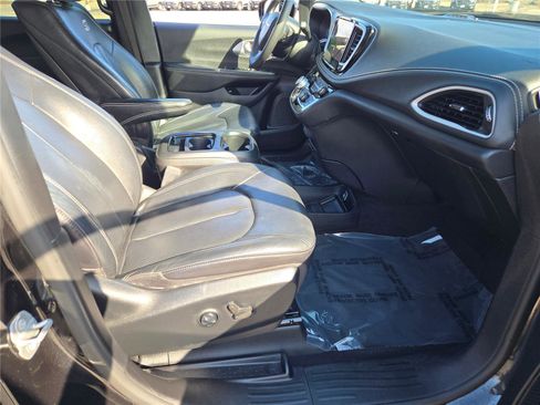 Certified 2022 Chrysler Pacifica Touring-L w/ Uconnect Theater Family Group image 7