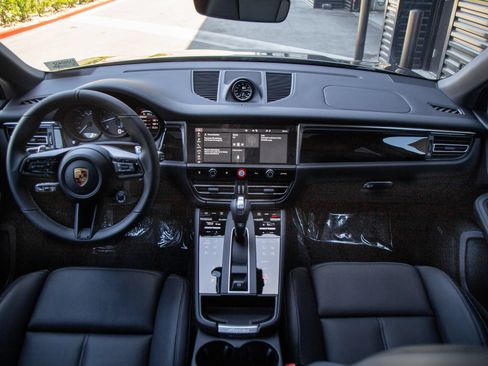 Certified 2025 Porsche Macan AWD/4WD image 21