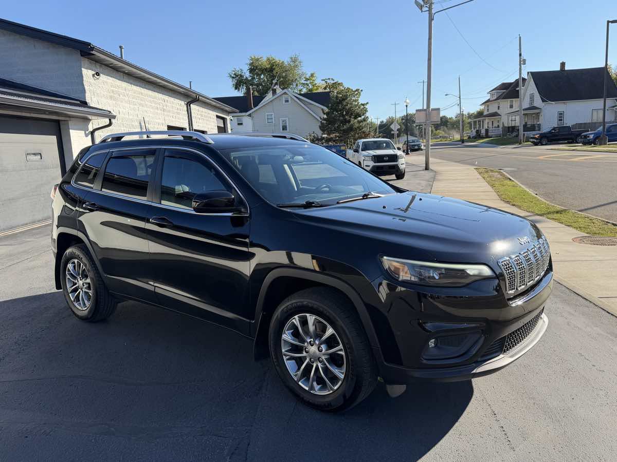 Used 2019 Jeep Cherokee Latitude Plus AWD/4WD image 6