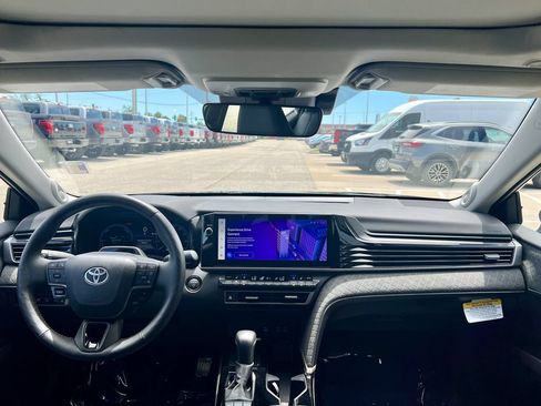 Used 2025 Toyota Camry Hybrid AWD/4WD image 29