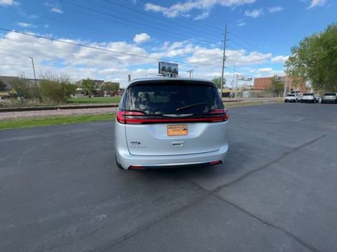 Used 2024 Chrysler Pacifica Touring-L FWD image 8
