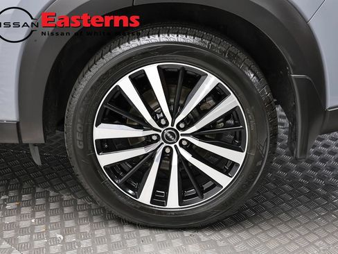 Used 2024 Nissan Pathfinder Platinum w/ Black Appearance Package AWD/4WD image 8