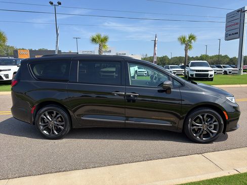 Certified 2023 Chrysler Pacifica Touring-L w/ Road Tripper Package AWD/4WD image 2