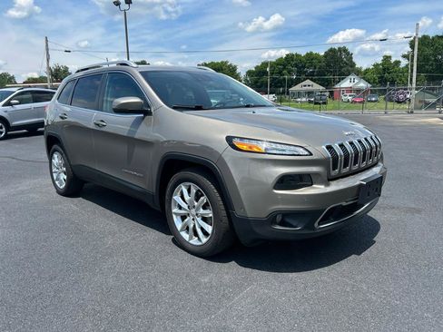 Used 2017 Jeep Cherokee Limited w/ Technology Group FWD image 3