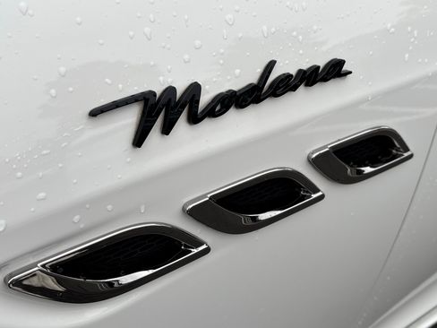 Used 2022 Maserati Quattroporte Modena RWD image 16
