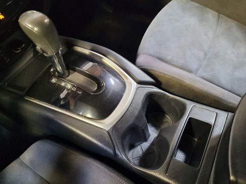 Used 2016 Nissan Rogue SV image 26