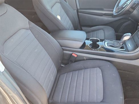 Used 2017 Ford Edge SE image 26