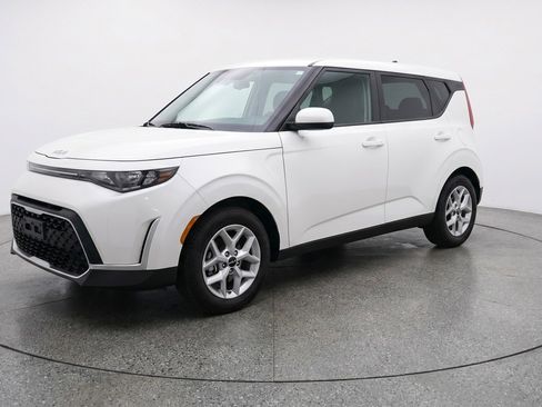 Used 2025 Kia Soul LX w/ LX Technology Package FWD image 3