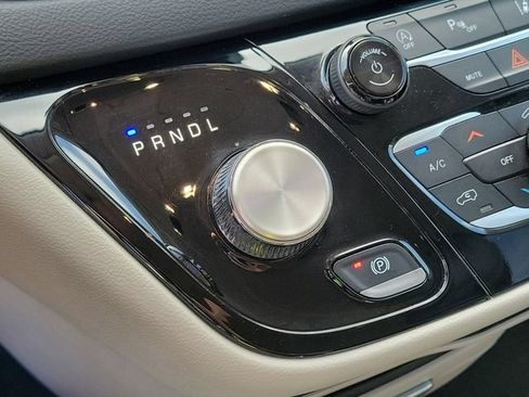 Used 2023 Chrysler Pacifica Touring-L FWD image 18