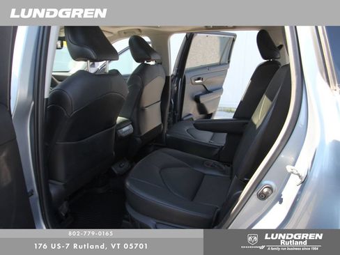Used 2021 Toyota Highlander XLE AWD/4WD image 24