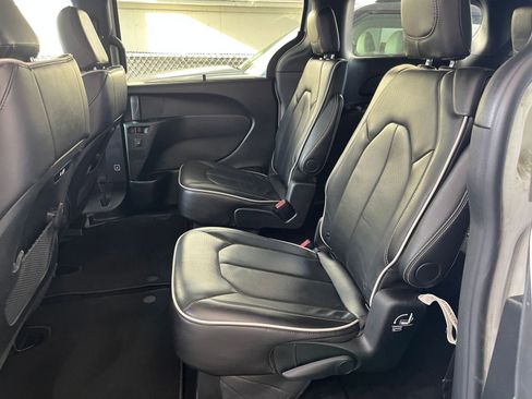 Used 2025 Chrysler Pacifica Limited image 30