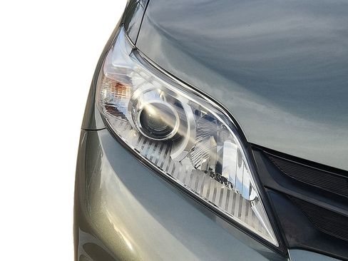 Used 2020 Toyota Sienna L image 10