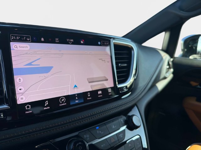 Used 2023 Chrysler Pacifica Pinnacle FWD image 18