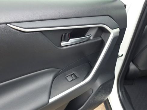 Used 2021 Toyota RAV4 XLE w/ Convenience Package image 17