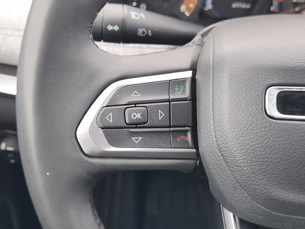 Used 2025 Jeep Compass Latitude AWD/4WD image 29