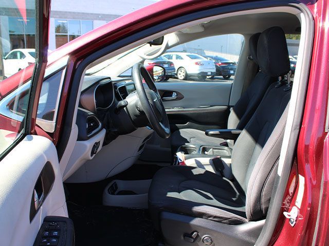 Used 2018 Chrysler Pacifica Touring Plus FWD image 11