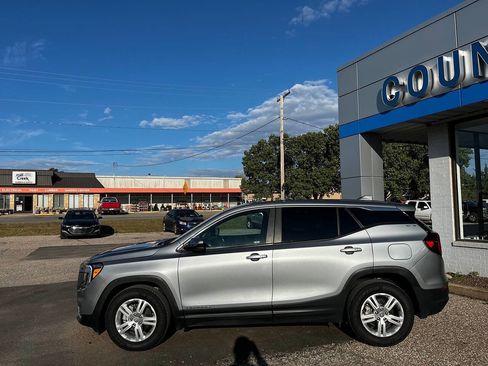 Used 2024 GMC Terrain SLE image 3