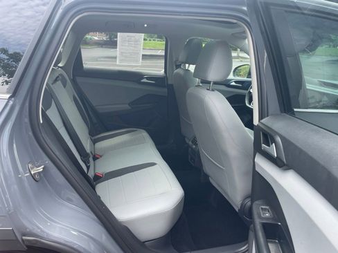 Used 2022 Volkswagen Taos SE w/ Panoramic Sunroof Package AWD/4WD image 18