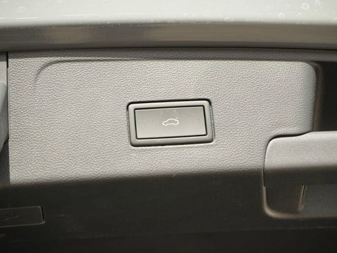 Used 2025 Volkswagen Atlas Cross Sport SE image 11