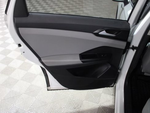 Used 2022 Volkswagen Taos SE w/ Panoramic Sunroof Package FWD image 21