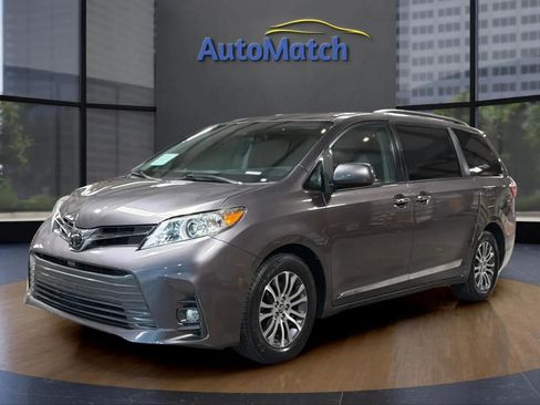 Used 2019 Toyota Sienna XLE w/ XLE Navigation Package image 4