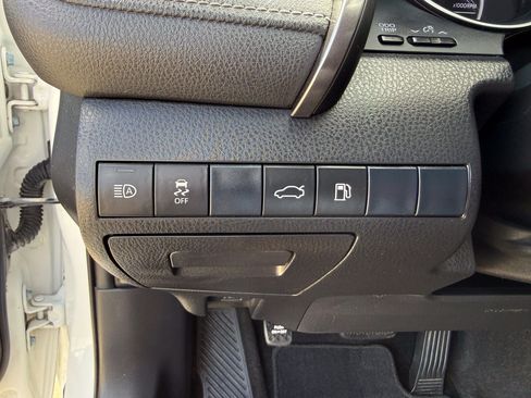 Used 2018 Toyota Camry SE FWD image 19