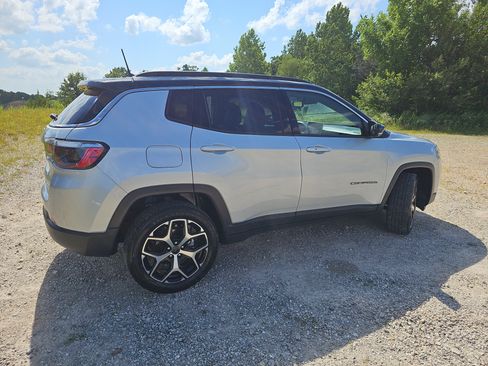 Used 2025 Jeep Compass Limited AWD/4WD image 3