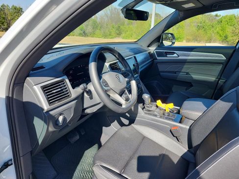 Used 2023 Volkswagen Atlas Cross Sport SE w/ Panoramic Sunroof Package image 15