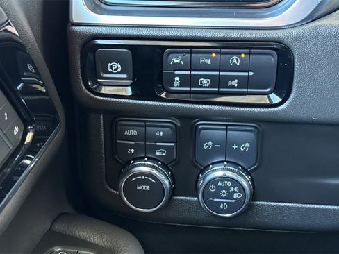 Used 2025 GMC Yukon XL Denali image 40