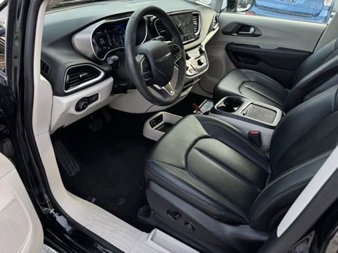 Used 2024 Chrysler Pacifica Touring-L image 17