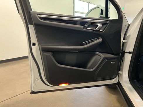 Used 2021 Porsche Macan image 26