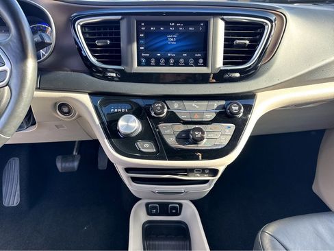 Used 2019 Chrysler Pacifica Touring-L w/ Tire & Wheel Group image 24