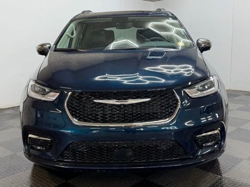 Used 2023 Chrysler Pacifica Limited image 4
