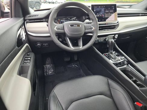 Used 2025 Jeep Compass Limited AWD/4WD image 17