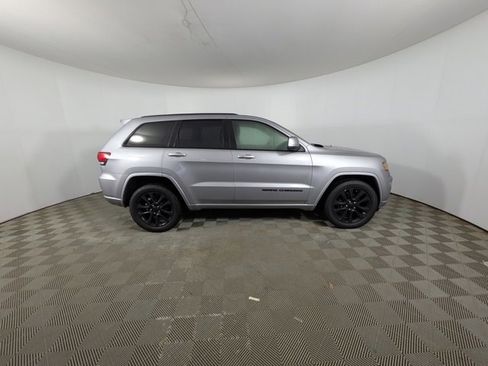 Used 2018 Jeep Grand Cherokee Altitude image 2