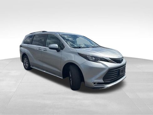 Used 2024 Toyota Sienna XLE image 7